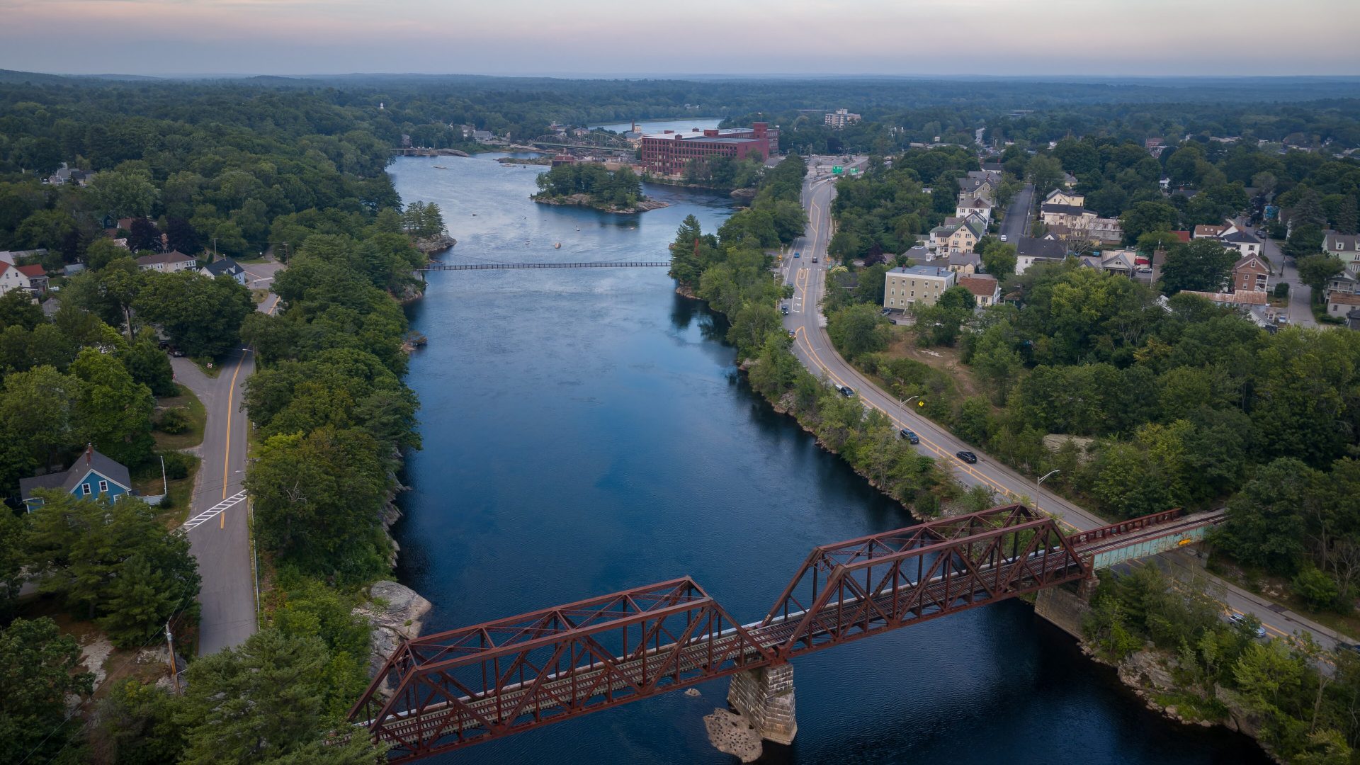 Androscoggin_River_Reservoir,_with_the_Free-Black_railroad_bridge_in_the_foreground,_Brunswick,_Maine,_US_(PPL1-Corrected)_julesvernex2